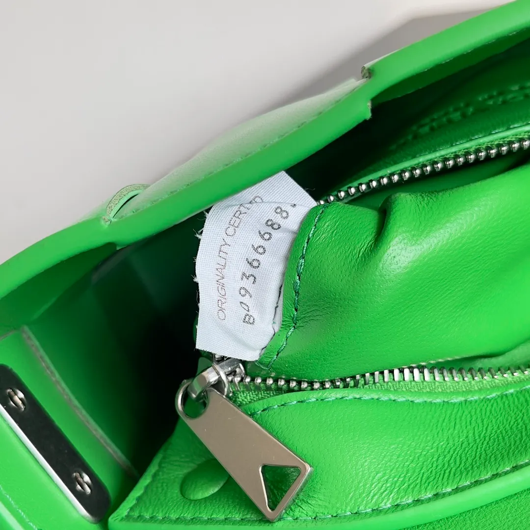 Batch 2120 bv two-in-one cassette bag has a more casual and casual cool. The leather is stiff and has a slight leather luster. Different colors are available. 🙈 The crossbody bag that handsome guys love to carry when going out is super handsome. It is fashionable and fashionable~ The capacity is very sufficient for daily commuting. The small bag can hold headphones. One bag is multi-purpose! ! Style number: 741777 Size: 26*16*6.5cm